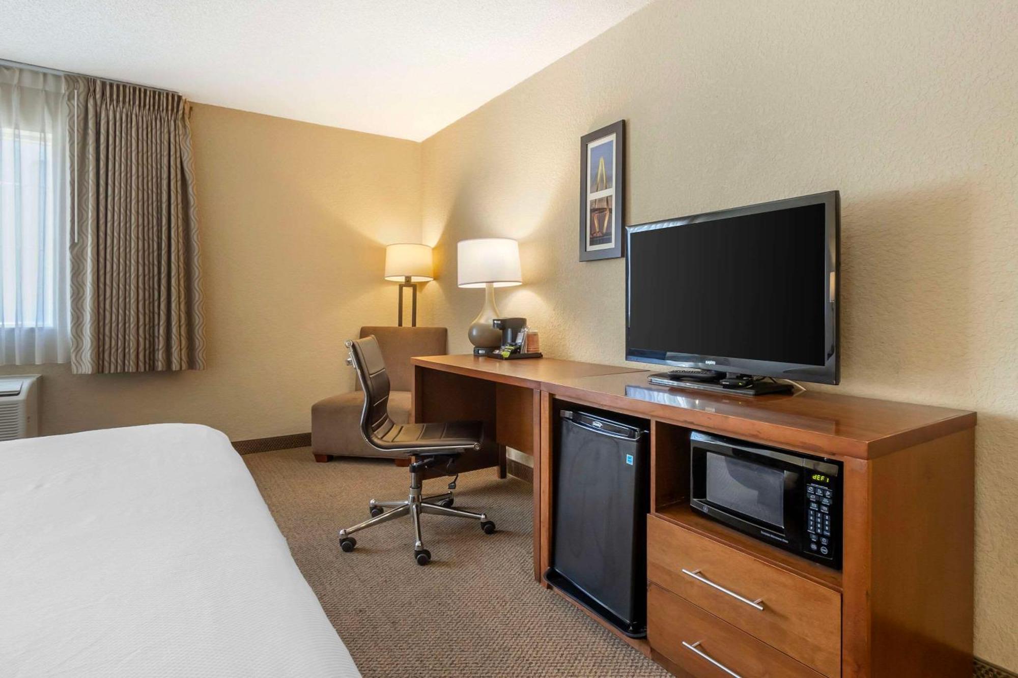 Comfort Inn & Suites Airport Convention Center North Charleston Bagian luar foto
