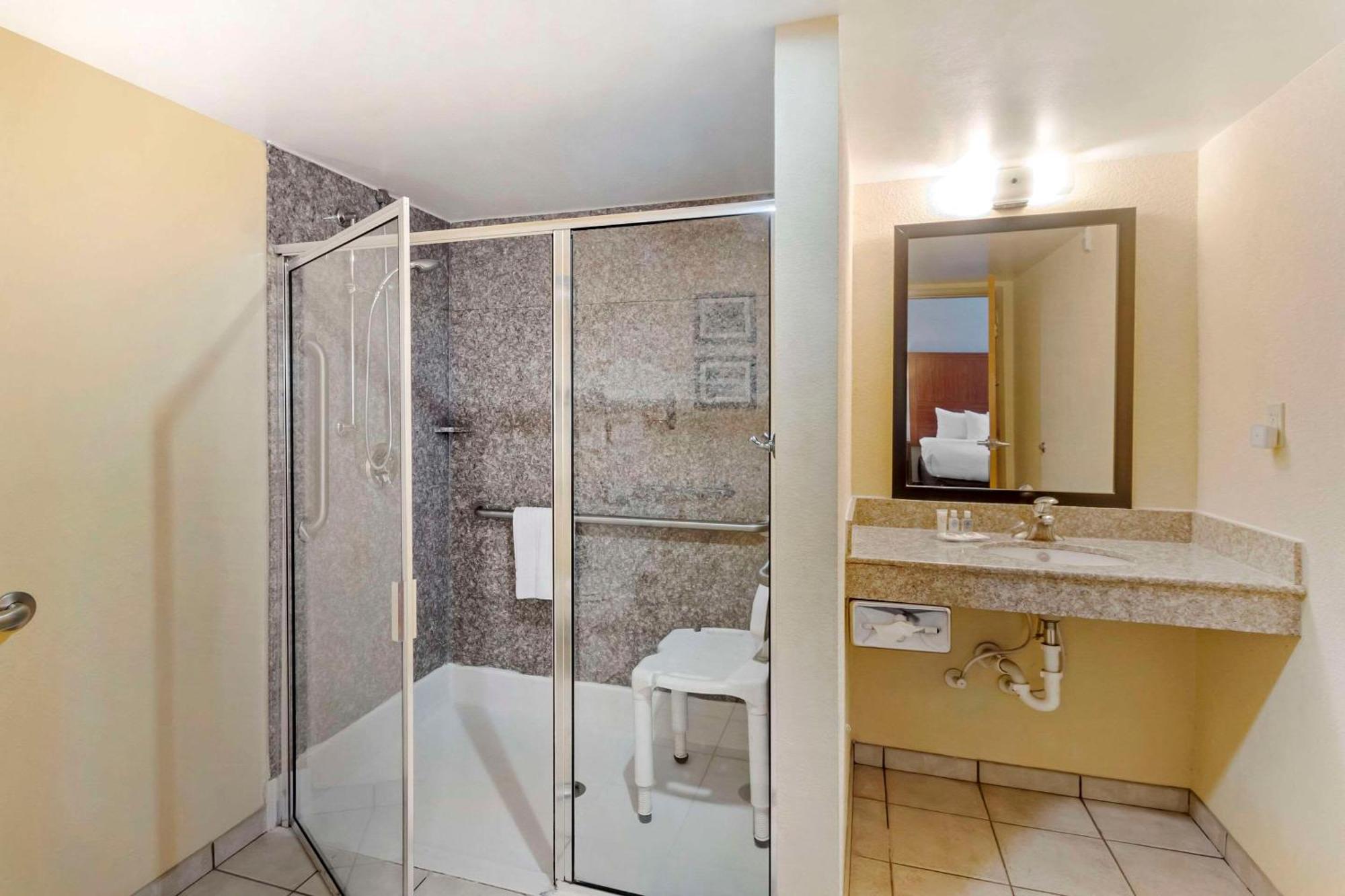 Comfort Inn & Suites Airport Convention Center North Charleston Bagian luar foto