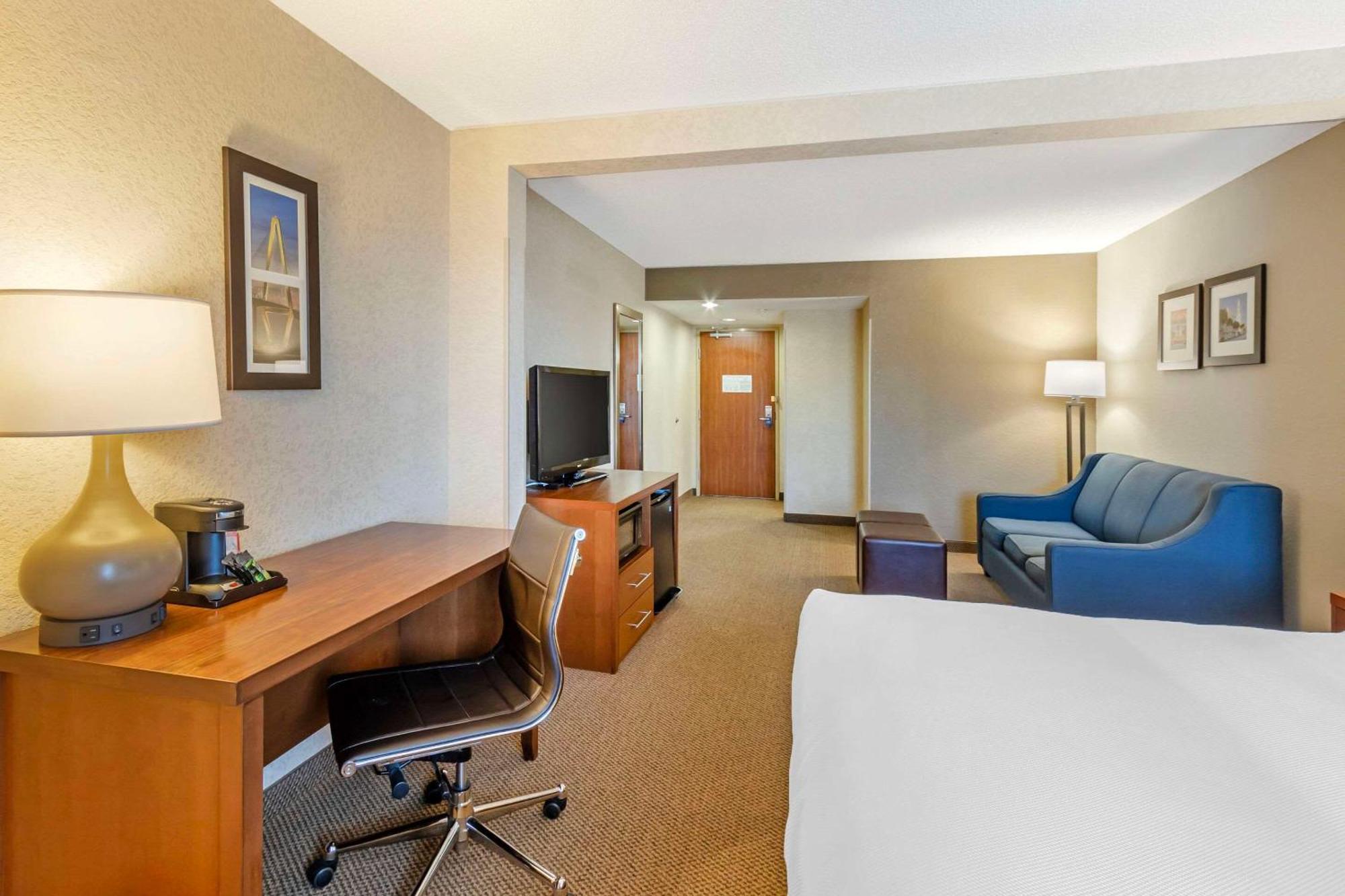 Comfort Inn & Suites Airport Convention Center North Charleston Bagian luar foto