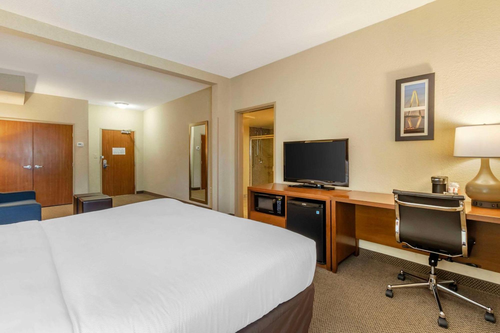 Comfort Inn & Suites Airport Convention Center North Charleston Bagian luar foto