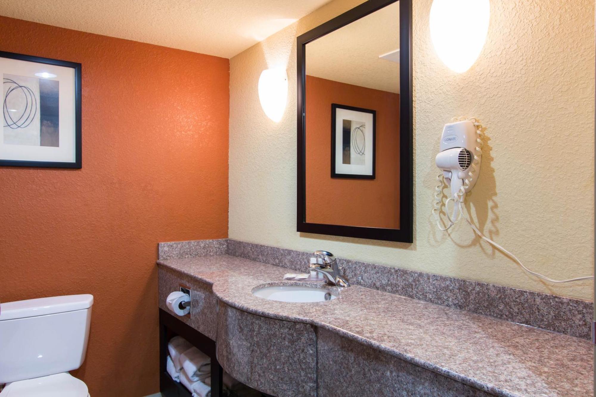 Comfort Inn & Suites Airport Convention Center North Charleston Bagian luar foto